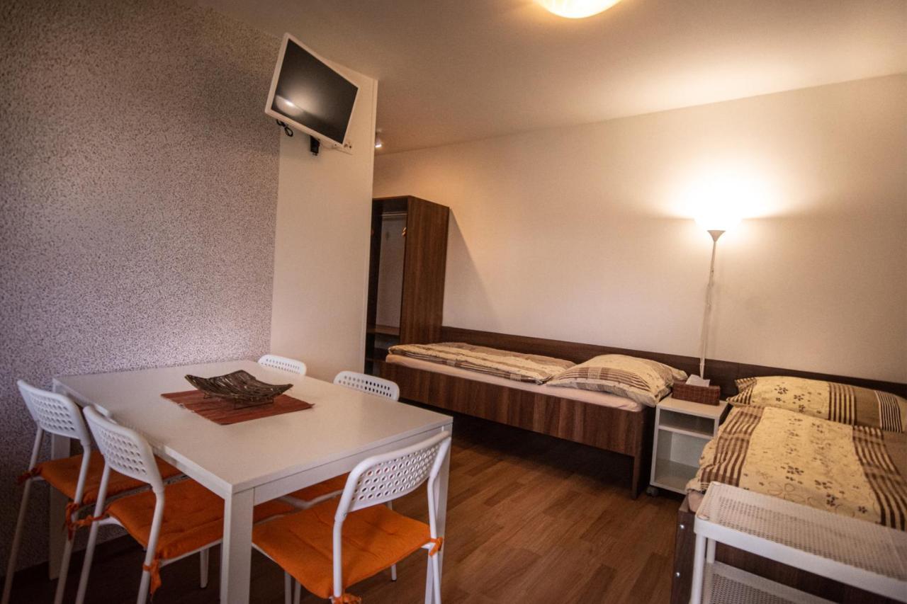 Penzion Marhulka Dolni Vestonice Room photo